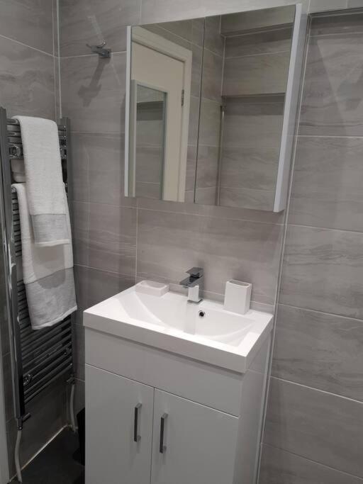 Апартаменты Star London Brent Street Cosy 1-bed Hideaway *