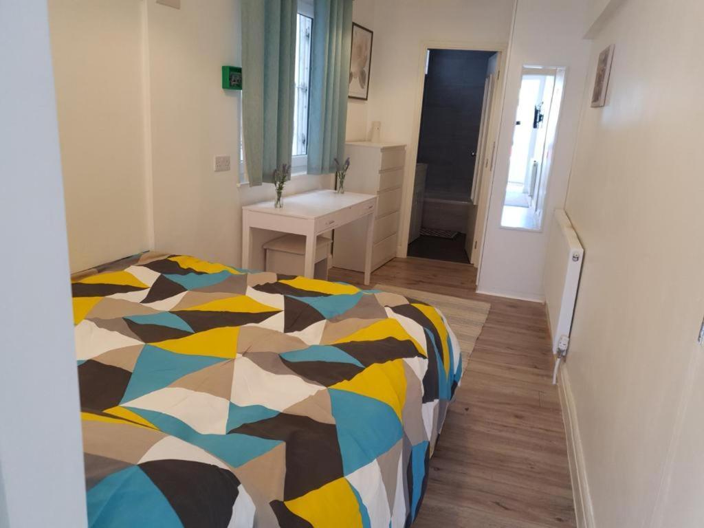 Star London Brent Street Cosy 1-bed Hideaway Апартаменты